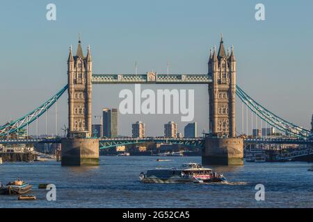 Die Londoner Tower Bridge, eine Hängebrücke, die die Themse überquert, wurde 1894 fertiggestellt und ist ein Wahrzeichen Londons. Stockfoto