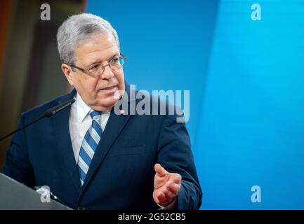 Berlin, Deutschland. Juni 2021. Tunesiens Außenminister Othman Jerandi gibt eine Presseerklärung im Auswärtigen Amt ab. Quelle: Kay Nietfeld/dpa-Pool/dpa/Alamy Live News Stockfoto