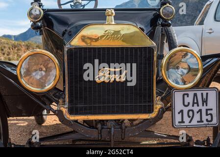 FRANSCHHOEK, SÜDAFRIKA - 12. APRIL 2021: Vorderansicht eines alten Modell-T Ford von 1915 auf dem Franschhoek Pass in der Western Cape Province Stockfoto