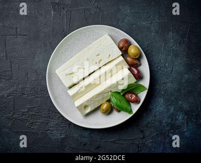 Teller mit frischem griechischem Käse, Blick von oben Stockfoto