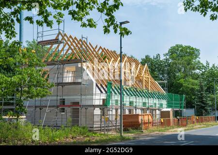 Ein neues Haus wird gebaut und der Dachstuhl ist vorhanden Stockfoto