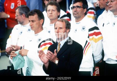 Fußball, firo: 06/26/1996 Fußball EM EM Europameisterschaft 1996 Halbfinale Deutschland - England 7: 6 ne Rainer Bonhof und Berti Vogts auf der Kutschbank Stockfoto