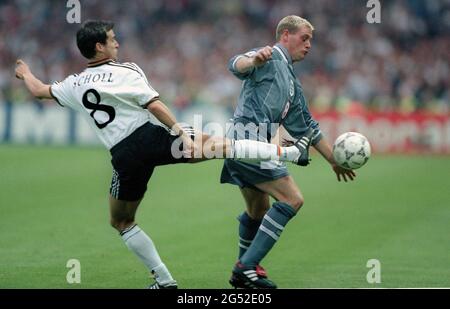 Fußball, firo: 06/26/1996 Fußball EM Europameisterschaft 1996 Halbfinale Deutschland - England 7: 6 ne Jubel mit Andreas Moller und Andreas Kopke die Duelle Mehmet Scholll gegen Paul Gascoigne Stockfoto