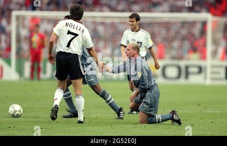 Fußball, firo: 06/26/1996 Fußball EM Europameisterschaft 1996 Halbfinale Deutschland - England 7: 6 ne Andreas Moller und Paul Gascoigne Fairplay Stockfoto