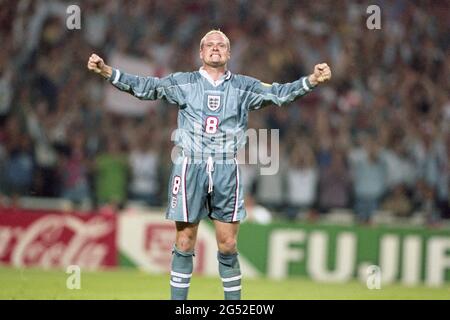 Fußball, firo: 26.06.1996 Fußball EM EM Europameisterschaft 1996 Halbfinale, K.O.-Phase, Halbfinale, Archivfoto, Archivbilder Deutschland - England 6: 5 im, nach Elfmeterschießen Paul Gascoigne, Halbfigur, Jubel, Jubel, Geste Stockfoto