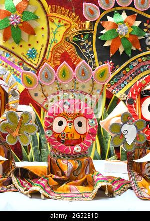 Dekoratives Idol der Göttin Subhadra, Schwester von Lord Jagannath während des heiligen Festes Snan Yatra oder einer Badezeremonie auf Jyeshtha Purnima (Vollmondtag) an einem Tempel in Beawar. Lord Jagannath rath yatra findet am 12. Juli statt. Neuntägiges jährliches Festival Rath Yatra oder Wagenfest, das jedes Jahr seit 143 Jahren veranstaltet wird, aber letztes Jahr war Yatra aufgrund der Covid-19-Beschränkung nicht erlaubt. Auch in diesem Jahr wurden strenge Sicherheitsregeln bekannt gegeben. Jedes Jahr nehmen Hunderte von Anhängern Teil und suchen Segen. (Foto von Sumit Saleswat/Pacific Press) Stockfoto