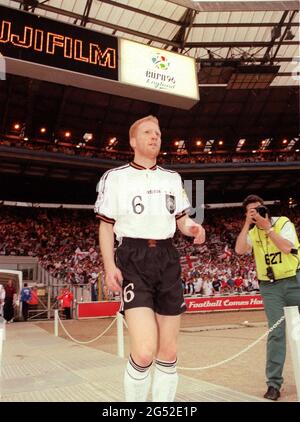 Fußball, firo: 06/26/1996 Fußball EM Europameisterschaft 1996 Halbfinale Deutschland - England 7: 6 ne Matthias Sammer marschieren ins Wembley-Stadion Stockfoto