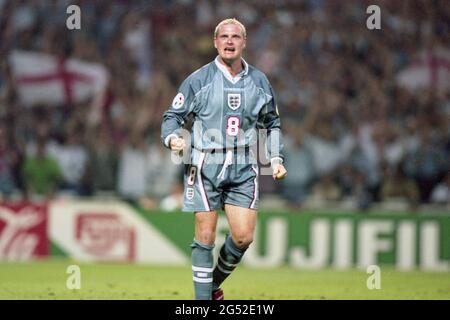 Fußball, firo: 26.06.1996 Fußball EM EM Europameisterschaft 1996 Halbfinale, K.O.-Phase, Halbfinale, Archivfoto, Archivbilder Deutschland - England 6: 5 im, nach Elfmeterschießen Paul Gascoigne, Halbfigur, Jubel, Jubel Stockfoto