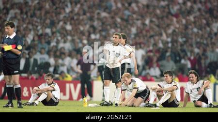 Fußball, firo: 26.06.1996 Fußball EM Europameisterschaft 1996 Halbfinale, K.O.-Phase, Halbfinale, Archivfoto, Archivbilder Deutschland - England 6: 5 im, nach Elfmeterschießen Deutschland, deutsche Nationalmannschaft, Wann, Elfmeterschießen, Thomas Hassler, Stefan Kuntz, Andreas Moller, Matthias Sammer, Markus Babbel und Mit Marco Bode Stockfoto