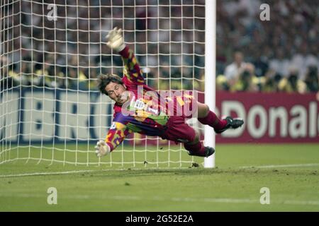 Fußball, firo: 26.06.1996 Fußball EM Europameisterschaft 1996 Halbfinale, K.O.-Phase, Halbfinale, Archivfoto, Archivbilder Deutschland - England 6: 5 im, nach Elfmeterschießen Elfmeterschießen, David Seaman, im Flug Stockfoto