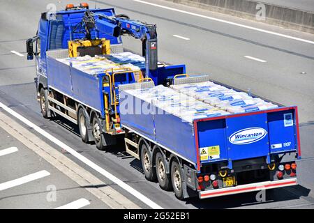 Wincanton Logistics Business LKW-Schlepper, der Bauklötze an Baustellen der britischen Bauindustrie liefert, die in einem Hydraulikkran gebaut wurden Stockfoto