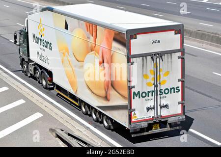 Seitenansicht von hinten und oben auf Morrisons Supermarkt LKW Werbung Grafik Markenname Logo auf Store Delivery Lebensmittel Supply Chain Anhänger UK Autobahn Stockfoto