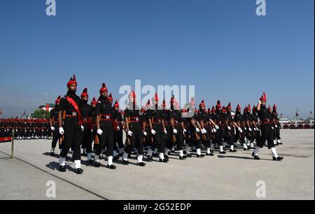 Srinagar. Juni 2021. Das Jammu und das Kashmir Light Infantry Regimental Center stellten seine neueste Serie von jungen Soldaten aus der UT von J&K vor Insgesamt 514 junge Soldaten wurden heute nach einem Jahr anstrengenden Trainings bei einer glitzernden Parade auf dem Gelände der Bana Singh Parade im JAK LI Regimental bescheinigt. Kredit: Majority World CIC/Alamy Live Nachrichten Stockfoto