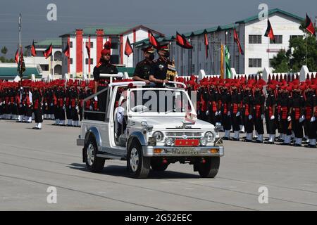 Srinagar. Juni 2021. Das Jammu und das Kashmir Light Infantry Regimental Center stellten seine neueste Serie von jungen Soldaten aus der UT von J&K vor Insgesamt 514 junge Soldaten wurden heute nach einem Jahr anstrengenden Trainings bei einer glitzernden Parade auf dem Gelände der Bana Singh Parade im JAK LI Regimental bescheinigt. Kredit: Majority World CIC/Alamy Live Nachrichten Stockfoto