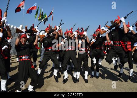 Srinagar. Juni 2021. Das Jammu und das Kashmir Light Infantry Regimental Center stellten seine neueste Serie von jungen Soldaten aus der UT von J&K vor Insgesamt 514 junge Soldaten wurden heute nach einem Jahr anstrengenden Trainings bei einer glitzernden Parade auf dem Gelände der Bana Singh Parade im JAK LI Regimental bescheinigt. Kredit: Majority World CIC/Alamy Live Nachrichten Stockfoto