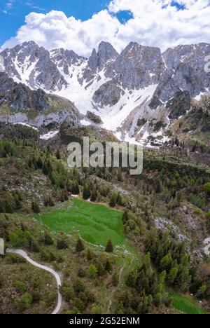 Luftaufnahme der Campelli di Schilpario und der Cimone della Bagozza. Schilpario, Val di Scalve, Bezirk Bergamo, Lombardei, Italien, Südeuropa. Stockfoto