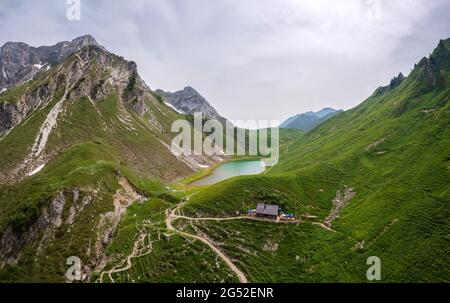 Luftaufnahme des Branchino-Sees und der Rifugio Branchino. Valcanale, Ardesio, Val Seriana, Bezirk Bergamo, Lombardei, Italien, Südeuropa. Stockfoto