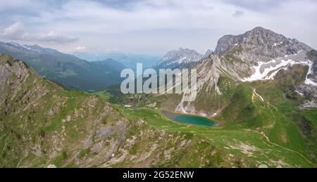 Luftaufnahme des Branchino-Sees und der Rifugio Branchino. Valcanale, Ardesio, Val Seriana, Bezirk Bergamo, Lombardei, Italien, Südeuropa. Stockfoto