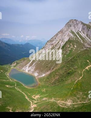 Luftaufnahme des Branchino-Sees und der Rifugio Branchino. Valcanale, Ardesio, Val Seriana, Bezirk Bergamo, Lombardei, Italien, Südeuropa. Stockfoto