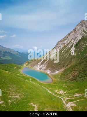 Luftaufnahme des Branchino-Sees und der Rifugio Branchino. Valcanale, Ardesio, Val Seriana, Bezirk Bergamo, Lombardei, Italien, Südeuropa. Stockfoto