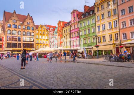 Wroclaw, Polen - 21. Juni 2019: Abend in der Altstadt Rynek Marktplatz, Menschen und bunten Häusern Stockfoto