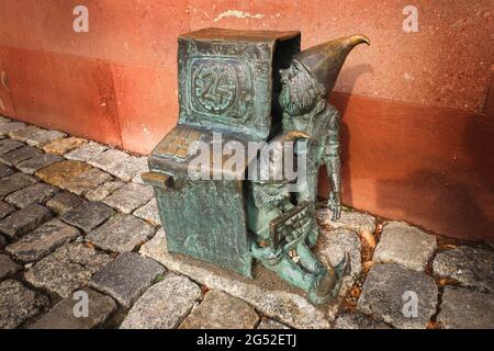 Breslau, Polen - 21. Juni 2019: Zwerggnom und atm-Skulptur, Symbol von Breslau, Polen Stockfoto