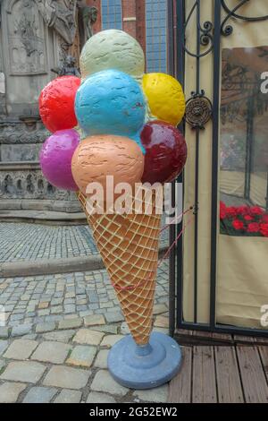 Wroclaw, Polen - 21. Juni 2019: Bunte Kunststoff-Eiskegel, Nahansicht Stockfoto