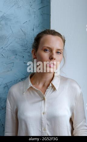 Junge weibliche Blondie posiert und schaut in die Kamera. Stockfoto