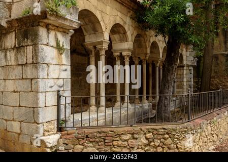 Kloster Breda (La Selva, Katalonien, Spanien) ESP: Claustro del Monasterio de Breda (La Selva, Cataluña, España) Stockfoto