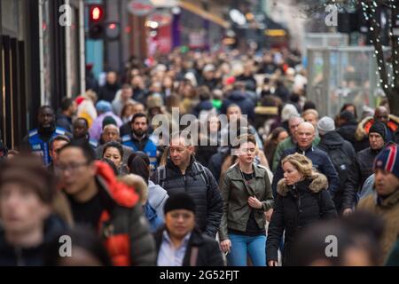 Foto der Akte vom 23/12/2017 von Einkäufern in der Oxford Street im Zentrum von London. Die britische Bevölkerung wuchs in den 12 Monaten bis Juni 2020 um schätzungsweise 0.4 %, der niedrigsten jährlichen Zunahme seit dem Jahr bis Mitte 2001, wie neue Zahlen zeigen. Ausgabedatum: Freitag, 25. Juni 2021. Stockfoto