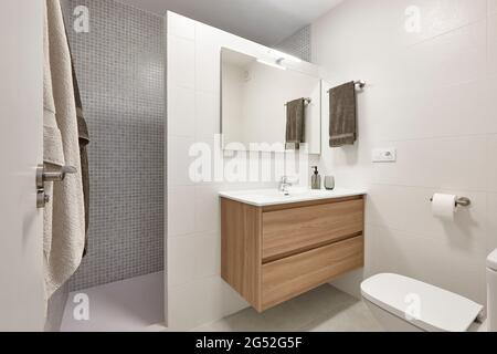 Modernes Badezimmer mit Dusche und Waschbecken in Weiß Stockfoto