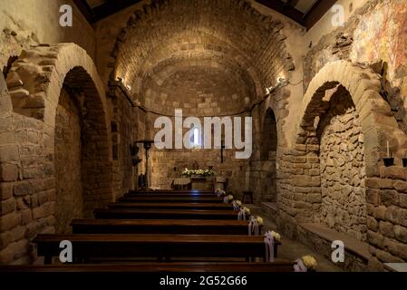 Das Innere der Einsiedelei Sant Pere Desplà mit ihren vorromanischen Gemälden (Arbúcies, La Selva, Katalonien, Spanien) ESP: Ermita de Sant Pere Desplà Stockfoto