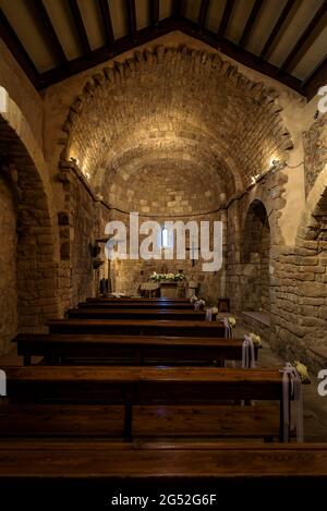 Das Innere der Einsiedelei Sant Pere Desplà mit ihren vorromanischen Gemälden (Arbúcies, La Selva, Katalonien, Spanien) ESP: Ermita de Sant Pere Desplà Stockfoto