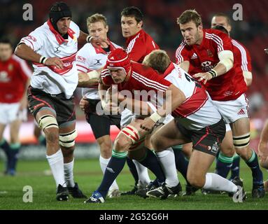 Datei-Foto vom 03-06-2009 von Alun-Wyn Jones von britischen und irischen Löwen wird von der Verteidigung der Goldenen Löwen angepackt Ausgabedatum: Freitag, 25. Juni 2021. Stockfoto