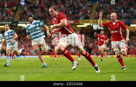 Fileboto vom 20-08-2011 von Alun Wyn Jones aus Wales bricht klar aus, um den zweiten Anlauf seines Teams während des Internationalen Spiels im Millennium Stadium, Cardiff, zu erzielen. Ausgabedatum: Freitag, 25. Juni 2021. Stockfoto