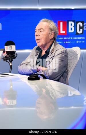 London, Großbritannien. Juni 2021. Andrew Lloyd Webber tritt beim Frühstück auf Nick Ferrari von LBC in den Studios von Global am Leicester Square in London auf. Bilddatum: Freitag, 25. Juni 2021. Bildnachweis sollte lauten Kredit: Matt Crossick/Alamy Live News Stockfoto