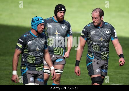 Alun Wyn Jones (rechts) von Ospreys' Alun Wyn Jones (datiert 03-04-2021) spricht mit Justin Tipuric während des Heineken Challenge Cup-Spiels im Liberty Stadium, Swansea. Bilddatum: Samstag, 3. April 2021. Ausgabedatum: Freitag, 25. Juni 2021. Stockfoto