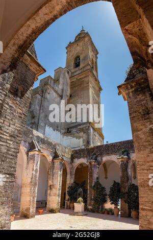 Fassade der Kirche Santa Maria in der Stadt Medina-Sidonia in der Provinz Cadarz, Andalusien, Spanien Stockfoto