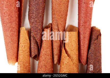 Oben Ansicht von handgefertigten Obstpastilles mit Äpfeln und schwarzen Johannisbeeren auf weißem Hintergrund.Konzept von natürlichen und gesunden Snacks, zuckerfrei, gesund, süß. Stockfoto