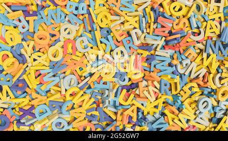 Viele bunte Buchstaben gestapelt. 3d-Rendering Stockfoto