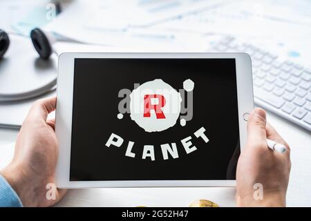 Russland Moskau 05.05.2021.man hält Tablet mit Logo der Gaming-Plattform R Planet. Krypto-Münzen, Token Bergbau Online-Spiel. NFT-Abstapelsystem. Krypto Stockfoto