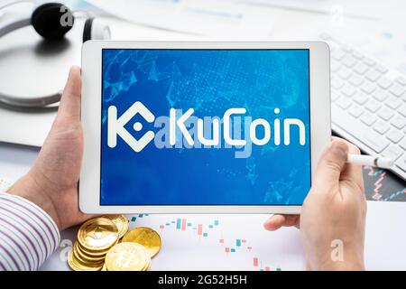 Russland Moskau 05.05.2021. Tablet mit Logo der Kryptowährung Börse Kucoin, China. Krypto-Münzen-Unternehmen, Service für den Kauf, Verkauf, Handel, Stockfoto