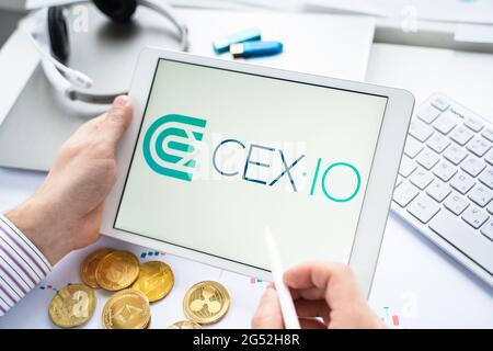 Russland Moskau 05.05.2021.Geschäftsmann hält Tablet mit Logo der Kryptowährung Börse CEX.io. Kaufen, verkaufen, Krypto-Münzen wechseln, Diital Money BTC, B Stockfoto