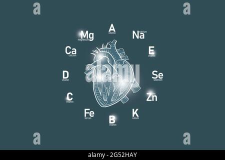 Stilisiertes Ziffernblatt mit lebenswichtigen Vitaminen und Mikroelementen für die menschliche Gesundheit, handgezeichnetes Herz, dunkelgrauer Hintergrund. Stockfoto