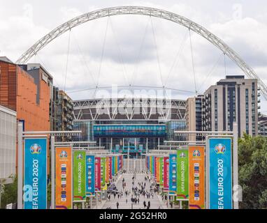 Banner und Schilder für die UEFA Euro 2020 vor dem Wembley-Stadion. London, Großbritannien. 11. Juni 2021. Stockfoto