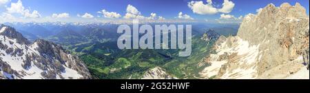 180 Grad Panoramablick von der Dachsteinbahn auf die alpen Stockfoto