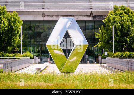 Nahaufnahme des Emblems des französischen Automobilherstellers Renault vor dem Technocenter, dem Forschungs- und Entwicklungszentrum von Renault. Stockfoto