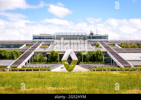 Vorderansicht des Emblems des französischen Automobilherstellers Renault vor dem Technocenter, dem Forschungs- und Entwicklungszentrum von Renault. Stockfoto