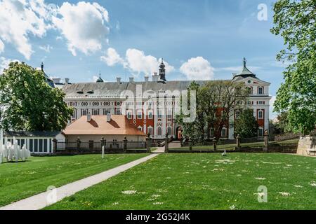 Benediktinerkloster Broumov mit der Kirche St. Vojtech,St. Adalbert, im gotischen Stil gebaut, Tschechische Republik.Es hat eine einzigartige Klosterbibliothek Stockfoto