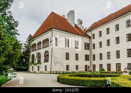 Trebon, Tschechische Republik.Renaissance-Schloss mit barockem Brunnen umgeben von herrlichen englischen Stil Park.Castle in beliebten Kurort, Südböhmen Stockfoto